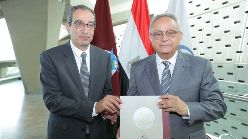 رئيس جامعة الفيوم يكرم مدير مكتبة الاسكندرية