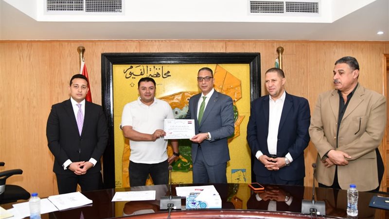 محافظ الفيوم أثناء التكريم