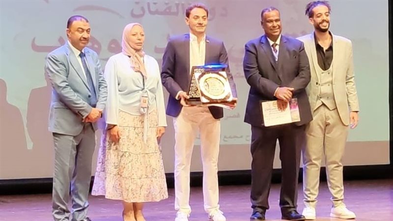 فتحي عبد الوهاب لحظة تكريمه