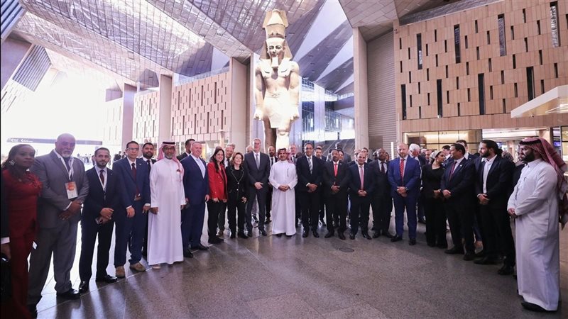 جولة وزير البترول في المتحف المصري الكبير