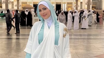 نسرين طافش تزور المسجد النبوي وتخطف الأنظار بإطلالتها بالحجاب