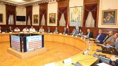محافظ القاهرة يعقد اجتماعا لبحث استعدادات انتخابات الشيوخ 2025