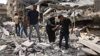 عرض أرشيفه مقابل كيس دقيق.. صحفي فلسطيني يروي ساعات الجوع في غـزة