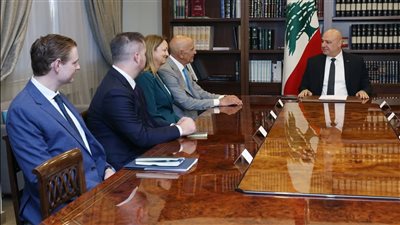 المبعوث الأمريكي يتسلم الملاحظات اللبنانية على ورقة حصر السلاح في يد الدولة 