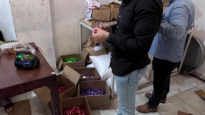 ضبط مصنعين مخالفين لإنتاج الشوكولاتة والحلويات مجهولة المصدر بالمنوفية