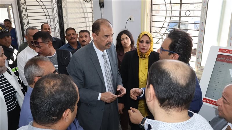 جانب من زيارة المحافظ 
