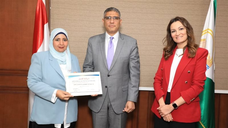 محافظ الجيزة يكرم العاملين المتميزين