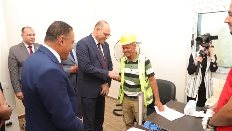 وزير العمل يتفقد القوافل الطبية للعمالة غير المنتظمة