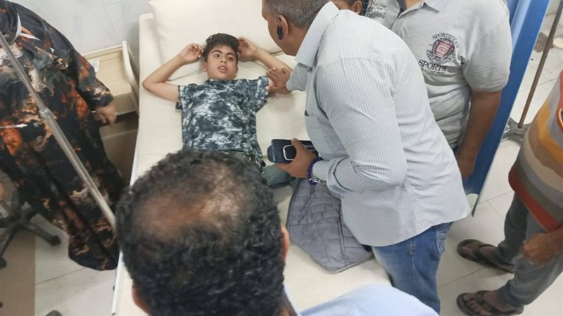 أحد الاطفال الذين أصيبوا بالتسمم الغذائى بالفيوم