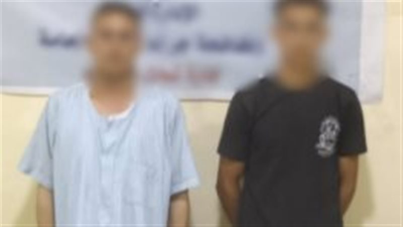المتهمان عقب القبض عليهم