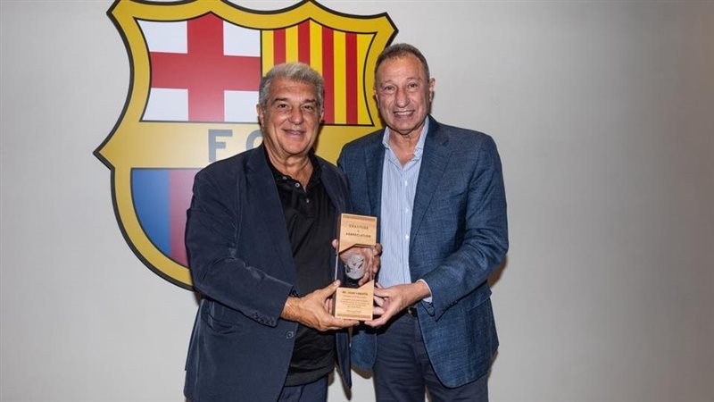 محمود الخطيب مع رئيس برشلونة