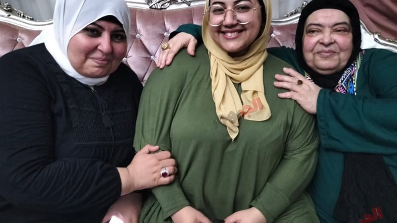 الطالبة مريم ووالدتها وجدتها 