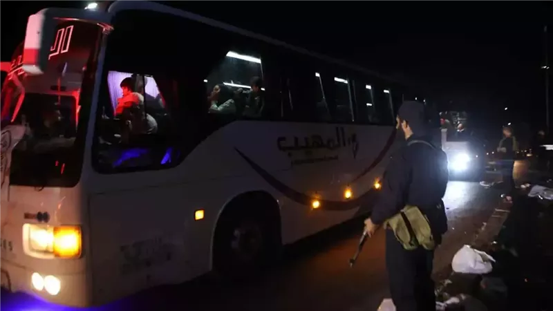 حافلات تنقل المدنيين 