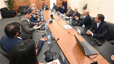 وزير الإسكان يبحث مع شركة 