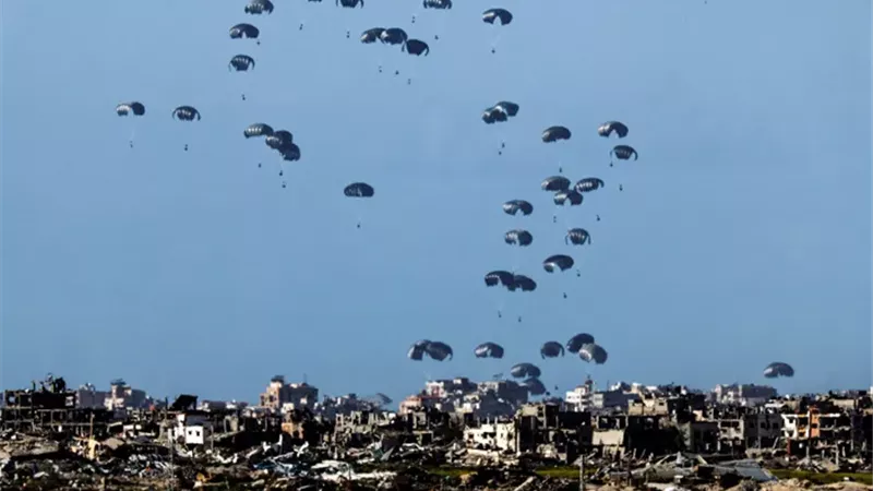 إسقاط مساعدات للفلسطينيين بقطاع غزة