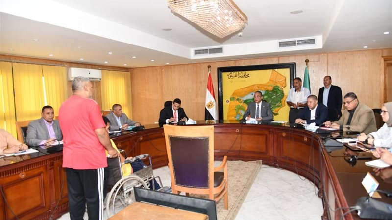 محافظ الفيوم اثناء لقاء خدمة المواطنيين