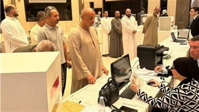 توافد الجالية المصرية بالرياض للمشاركة بانتخابات مجلس الشيوخ