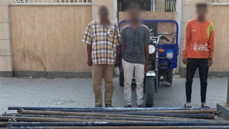 المتهمون عقب ضبطهم 