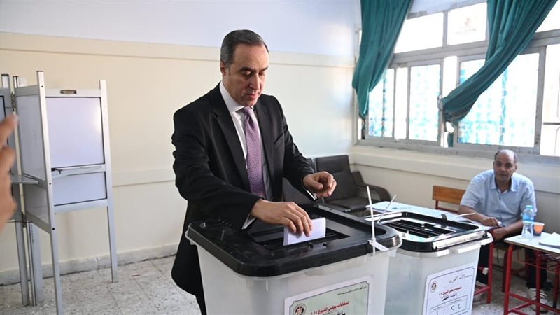 الأمين العام لمجلس النواب يدلي بصوته في انتخابات الشيوخ