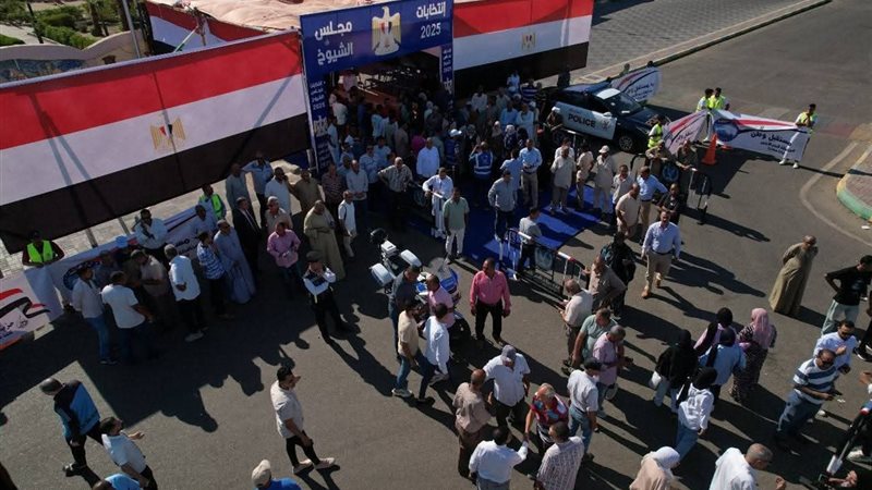 جانب من إقبال الناخبين علي اللجان