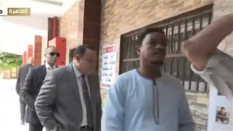 رئيس “الوطنية للانتخابات” يصطف في طابور الناخبين للإدلاء بصو