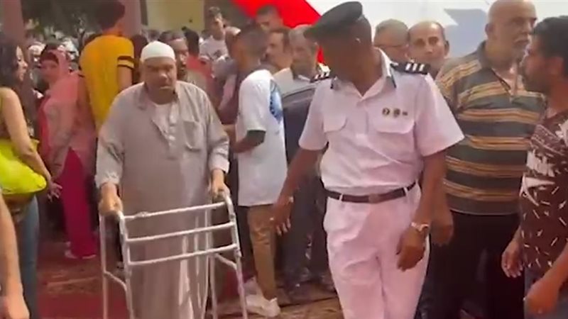 رجال الشرطة يساندون كبار السن 