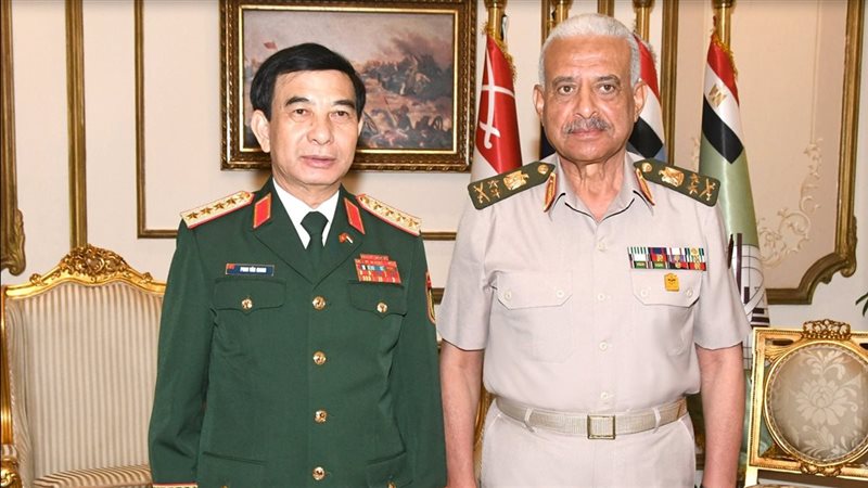 الفريق أول عبد المجيد صقر يلتقى وزير الدفاع الفيتنامي 