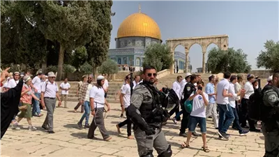 عشرات المستوطنين يقتحمون باحات المسجد الأقصى تحت حماية قوات الاحتلال