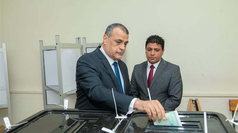 وزير الدولة للإنتاج الحربي يدلي بصوته في انتخابات مجلس الشيو