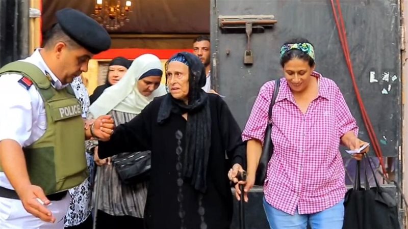 رجال الأمن بالقاهرة خلال مساعده كبار السن للإدلاء بأصواتهم
