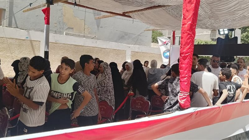 بدء توافد المواطنين 