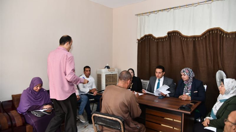 نائب محافظ الفيوم أثناء اللقاء