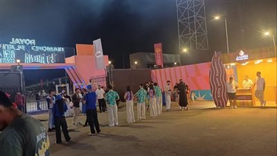 حضور الآلاف من الجماهير لمسرح العلمين قبل صعود تامر عاشور.. ليلة استثنائية على البحر