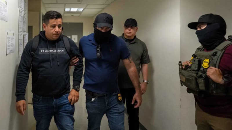الشرطة الأمريكية تحتجز أحد المهاجرين 