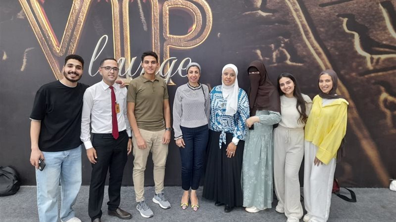 طلاب كلية طب الأسنان بالجامعة الذين حصدوا الجائزة 