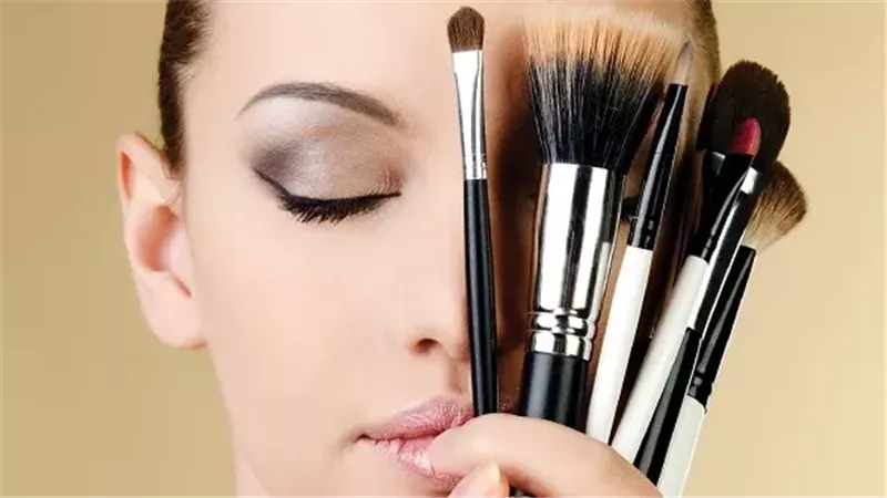 خطوات لإبراز الحواجب والشفاه بالمكياج