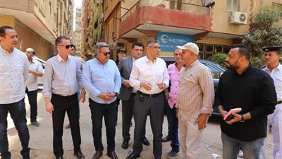محافظ الجيزة يقود أعمال إزالة 6 أبراج مخالفة بشارع اللبيني بحي الهرم
