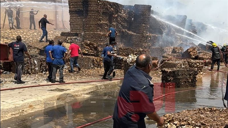 حريق ضخم يلتهم مصنعا للكرتون في مدينة بدر