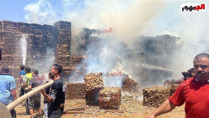 الانتهاء من عمليات تبريد مصنع الكرتون المحترق في مدينة بدر 
