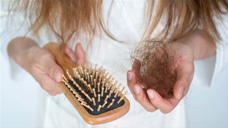 طرق طبيعية للحد من تساقط الشعر