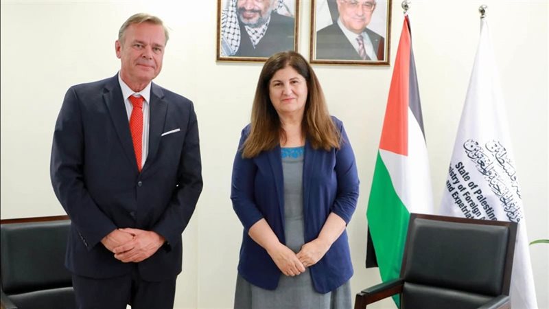 وزيرة الخارجية الفلسطينية مع السفير الهولندي 