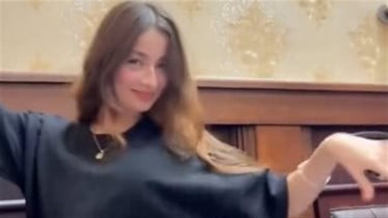  فتاة ترقص داخل قاعة محكمة