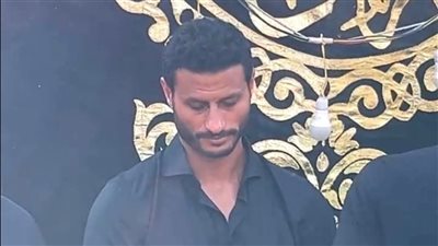 نجم الأهلي ينفعل بسبب عزاء والد محمد الشناوي (صور)