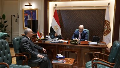 إيقاف وإحالة لـ 2 من مفتشي العمل للنيابة لاتهامهما بتلقي رشوة من شركة الحاق عمالة