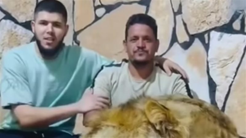 ليبي يطلق أسدًا على عامل مصري