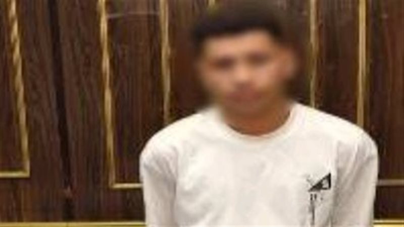 المتهم عقب ضبطه وبحوزته السلاح المستخدم في الواقعة 