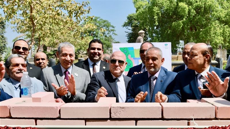 رئيس النيابة الإدارية خلال وضع حجر الأساس نادى الهيئة الجديد