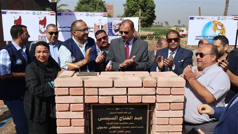 جانب من وضع حجر الاساس