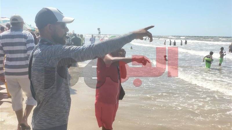 فرق الإنقاذ أثناء إخلاء البحر من المصطافين