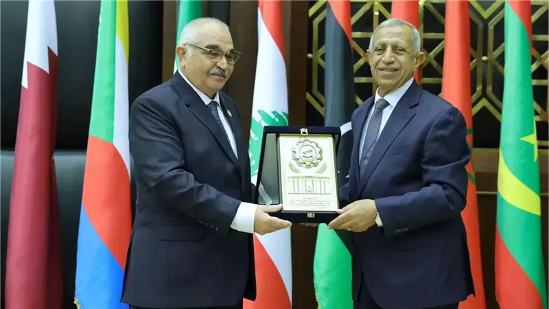  الدكتور حسين مدكور والدكتور إسماعيل عبد الغفار 